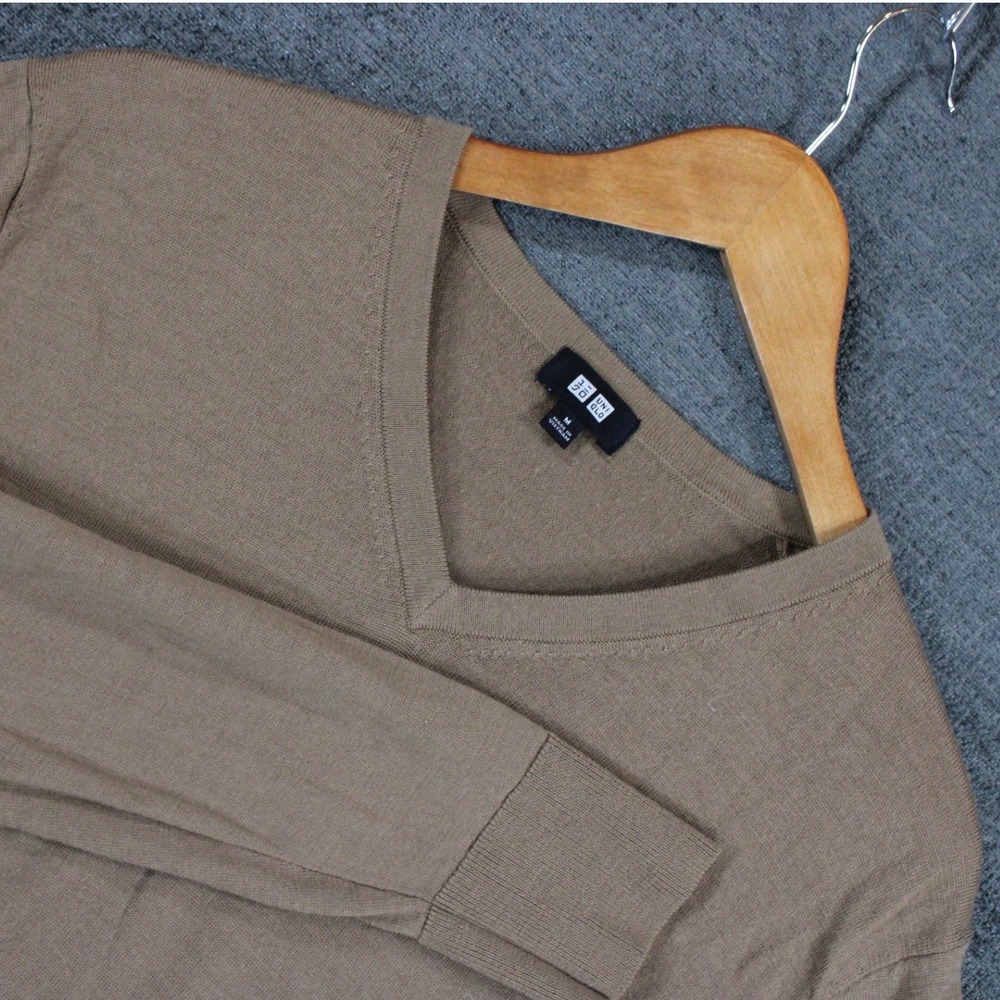 Uniqlo Mens V-Neck Sweater Tan Brown 100% Wool Knit Size M 351-460935